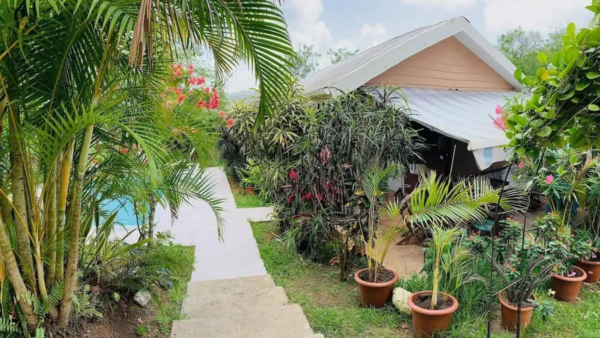 Bungalow Accueillant A Le Diamant Avec Piscine Partagee マルティニーク