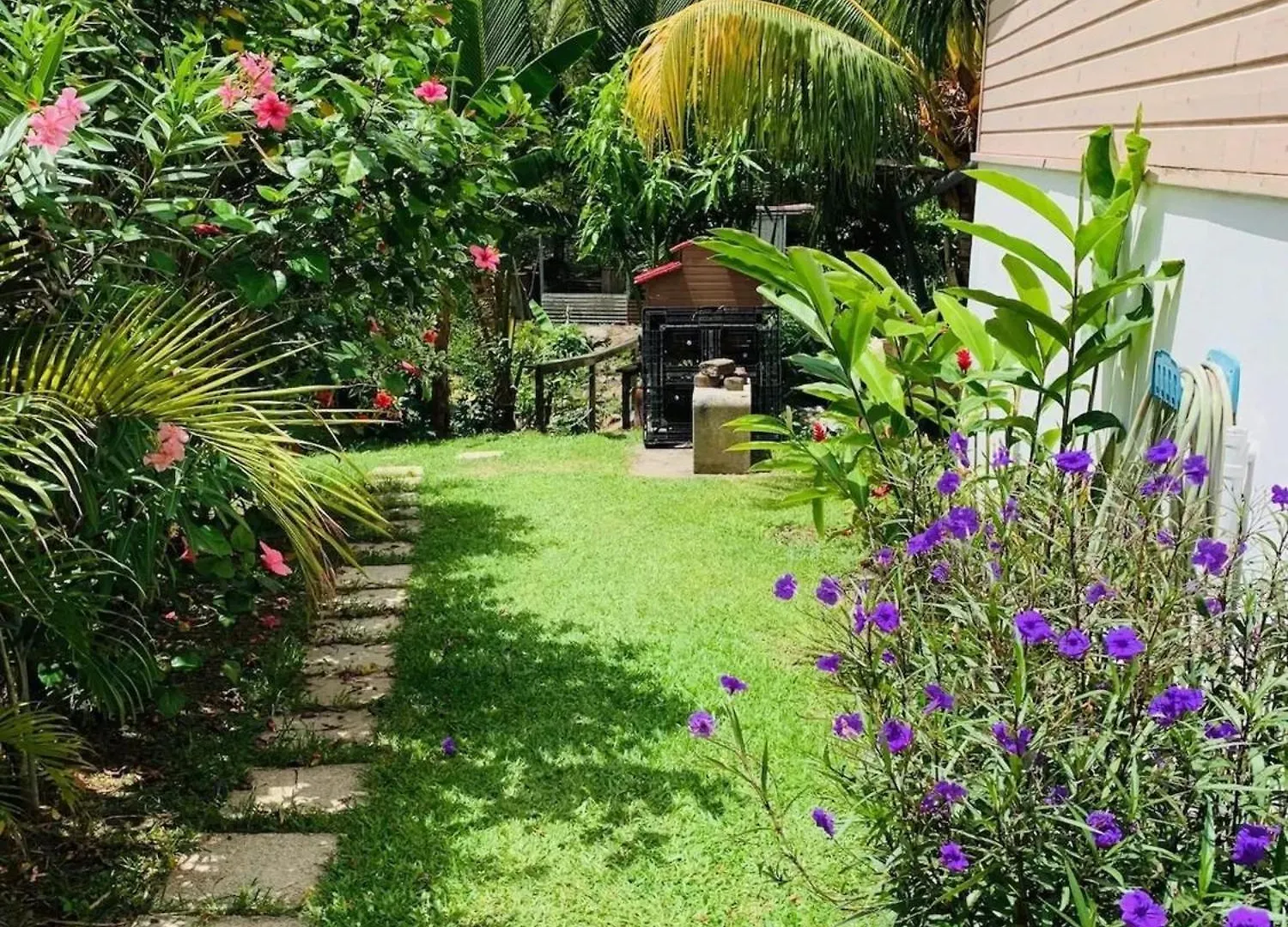Bungalow Accueillant A Le Diamant Avec Piscine Partagee